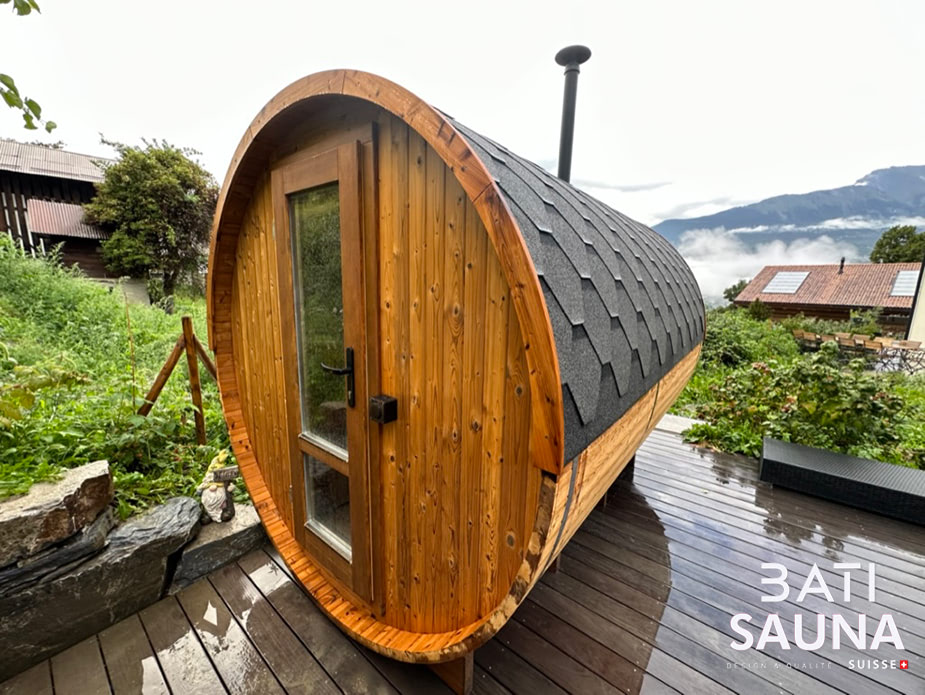 Installation d'un sauna tonneau sur une terrasse en bois