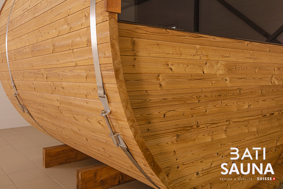 Installation d'un sauna tonneau sur une terrasse carrelée